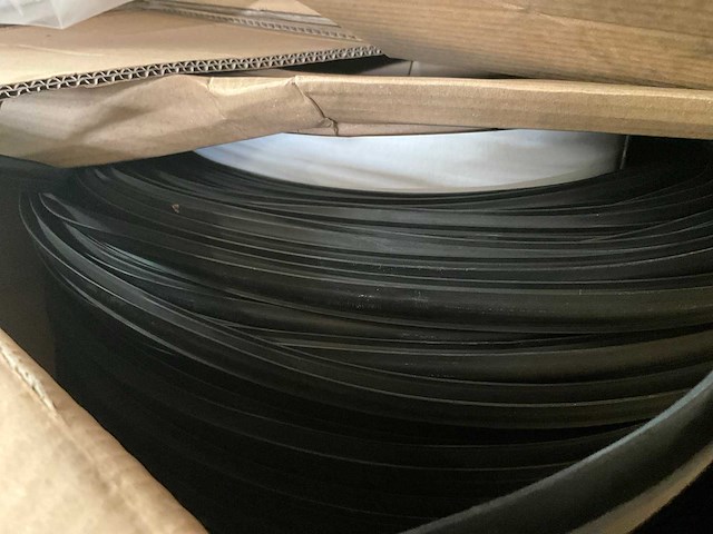 900 lopende meter epdm glasrubber zwart (kp1010) - afbeelding 1 van  7