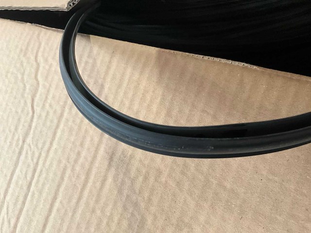900 lopende meter epdm glasrubber zwart (kp1010) - afbeelding 2 van  6