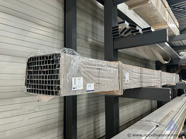 96 aluminium vierkante kokers, met afmetingen van 40 x 40 x 6000 mm en een wanddikte van 2,0 mm. - afbeelding 1 van  3