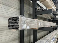 96 aluminium vierkante kokers, met afmetingen van 40 x 40 x 6000 mm en een wanddikte van 2,0 mm.