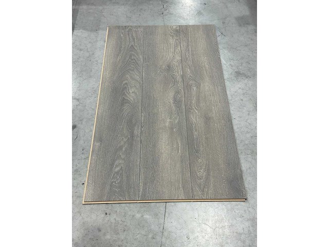 97,11 m2 laminaatvloer 8mm - afbeelding 1 van  3