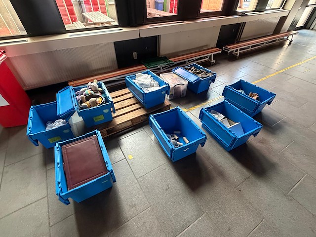 9x kunstof opbergbox + inhoud - afbeelding 1 van  12