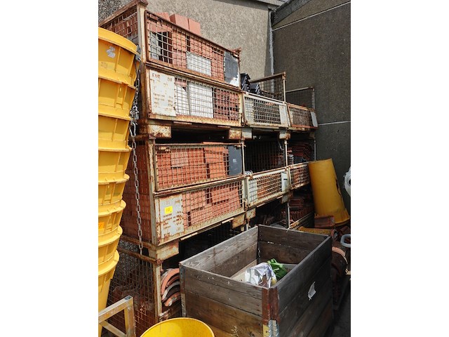 9x metalen draadcontainer met diverse dakpannen - afbeelding 1 van  5