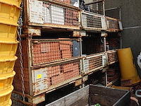 9x metalen draadcontainer met diverse dakpannen - afbeelding 1 van  5