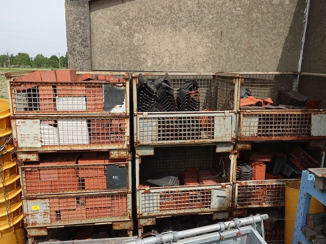 9x metalen draadcontainer met diverse dakpannen - afbeelding 2 van  5