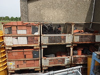 9x metalen draadcontainer met diverse dakpannen - afbeelding 2 van  5