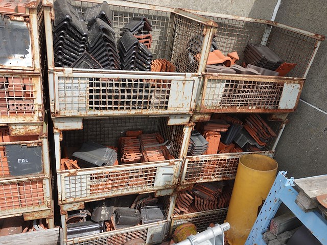 9x metalen draadcontainer met diverse dakpannen - afbeelding 3 van  5