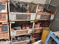 9x metalen draadcontainer met diverse dakpannen - afbeelding 3 van  5