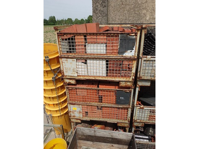 9x metalen draadcontainer met diverse dakpannen - afbeelding 4 van  5