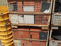 9x metalen draadcontainer met diverse dakpannen - afbeelding 4 van  5