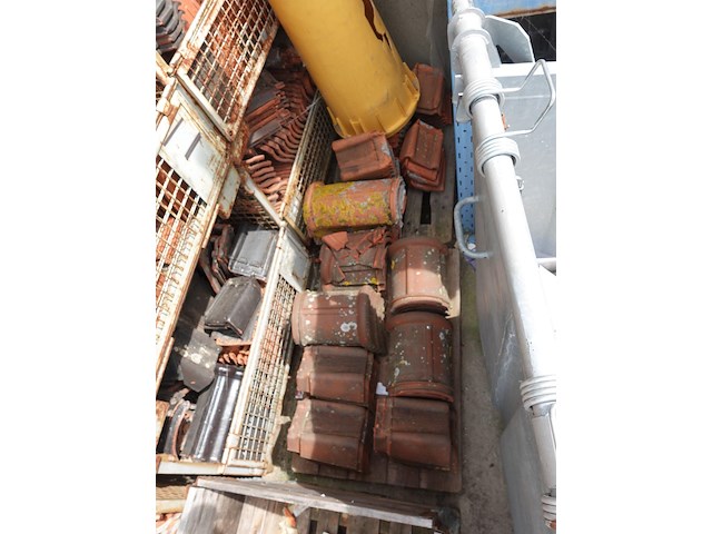 9x metalen draadcontainer met diverse dakpannen - afbeelding 5 van  5