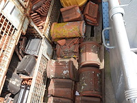 9x metalen draadcontainer met diverse dakpannen - afbeelding 5 van  5