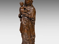 A 16thc flemish oak sculpture of the madonna holding the child 36 cm. (14.16 in.) - afbeelding 2 van  7