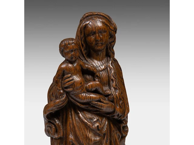 A 16thc flemish oak sculpture of the madonna holding the child 36 cm. (14.16 in.) - afbeelding 7 van  7