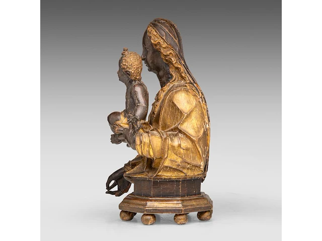 A 16thc italian gilt limewood bust of the madonna with child, on a matching wooden base 40 cm. (15 3/4 in.) - afbeelding 3 van  8