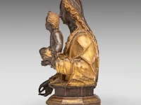 A 16thc italian gilt limewood bust of the madonna with child, on a matching wooden base 40 cm. (15 3/4 in.) - afbeelding 3 van  8