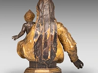 A 16thc italian gilt limewood bust of the madonna with child, on a matching wooden base 40 cm. (15 3/4 in.) - afbeelding 4 van  8