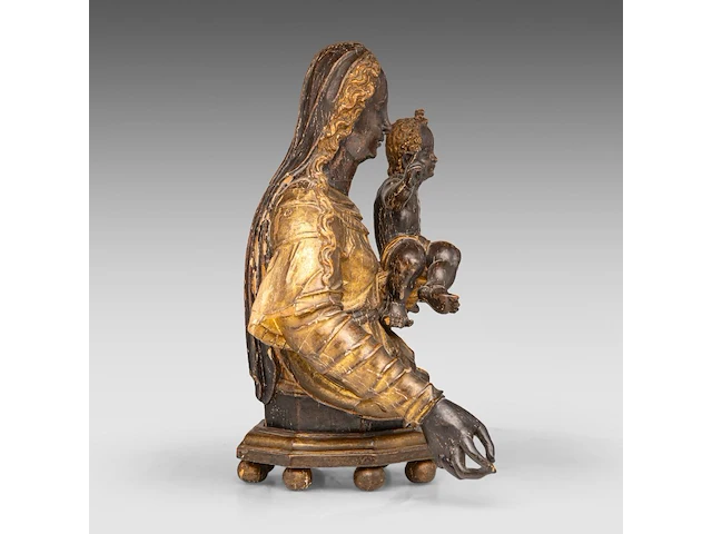 A 16thc italian gilt limewood bust of the madonna with child, on a matching wooden base 40 cm. (15 3/4 in.) - afbeelding 5 van  8