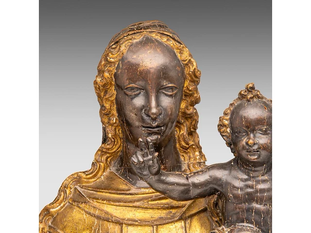 A 16thc italian gilt limewood bust of the madonna with child, on a matching wooden base 40 cm. (15 3/4 in.) - afbeelding 7 van  8