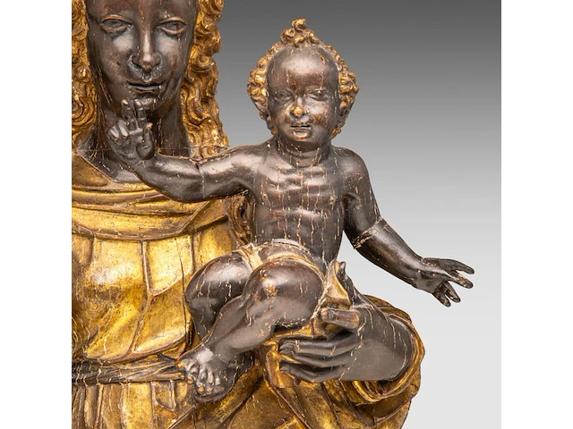 A 16thc italian gilt limewood bust of the madonna with child, on a matching wooden base 40 cm. (15 3/4 in.) - afbeelding 8 van  8