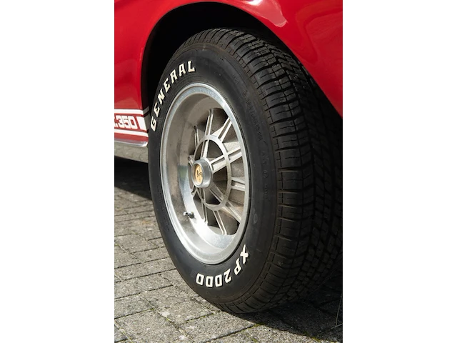 A 1968 shelby gt350 fastback, 302 cui v8, four-speed manual, candy apple red over black, shelby no. 02716 - afbeelding 3 van  73