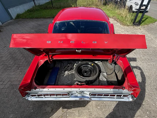 A 1968 shelby gt350 fastback, 302 cui v8, four-speed manual, candy apple red over black, shelby no. 02716 - afbeelding 16 van  73