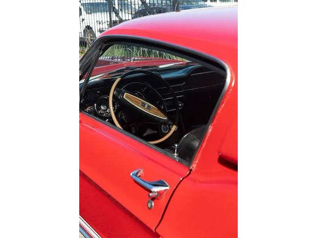 A 1968 shelby gt350 fastback, 302 cui v8, four-speed manual, candy apple red over black, shelby no. 02716 - afbeelding 25 van  73