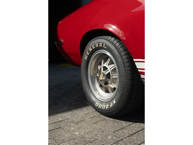 A 1968 shelby gt350 fastback, 302 cui v8, four-speed manual, candy apple red over black, shelby no. 02716 - afbeelding 30 van  73