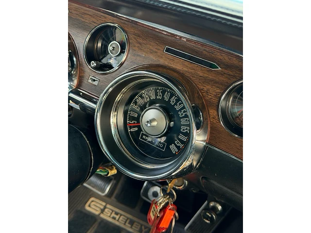 A 1968 shelby gt350 fastback, 302 cui v8, four-speed manual, candy apple red over black, shelby no. 02716 - afbeelding 44 van  73