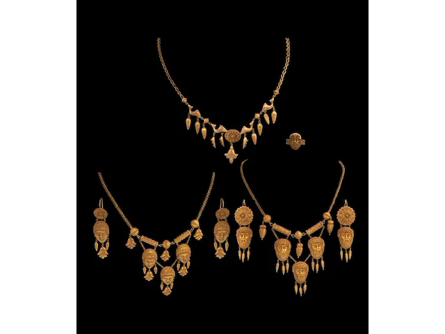 A 19thc etruscan revival yellow gold (20.5/21k) jewellery suite, total weight about 133,2 g - afbeelding 1 van  8