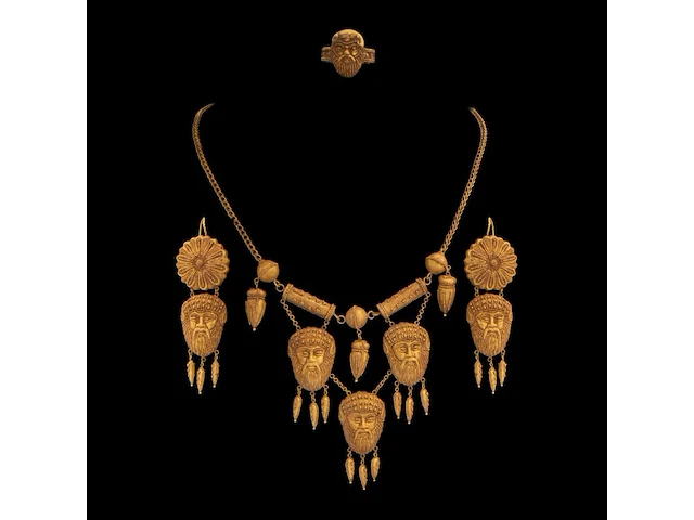 A 19thc etruscan revival yellow gold (20.5/21k) jewellery suite, total weight about 133,2 g - afbeelding 2 van  8