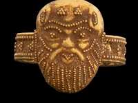 A 19thc etruscan revival yellow gold (20.5/21k) jewellery suite, total weight about 133,2 g - afbeelding 3 van  8