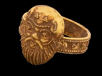 A 19thc etruscan revival yellow gold (20.5/21k) jewellery suite, total weight about 133,2 g - afbeelding 4 van  8