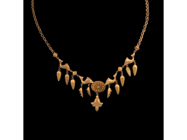 A 19thc etruscan revival yellow gold (20.5/21k) jewellery suite, total weight about 133,2 g - afbeelding 7 van  8
