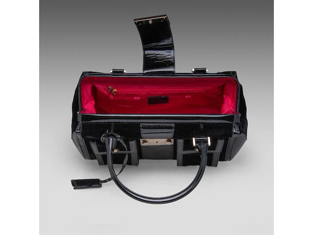 A black escada handbag in velvet and lacquer 17 x 40 x 15 cm. (6.69 x 15 3/4 x 5.91 in.) - afbeelding 3 van  13