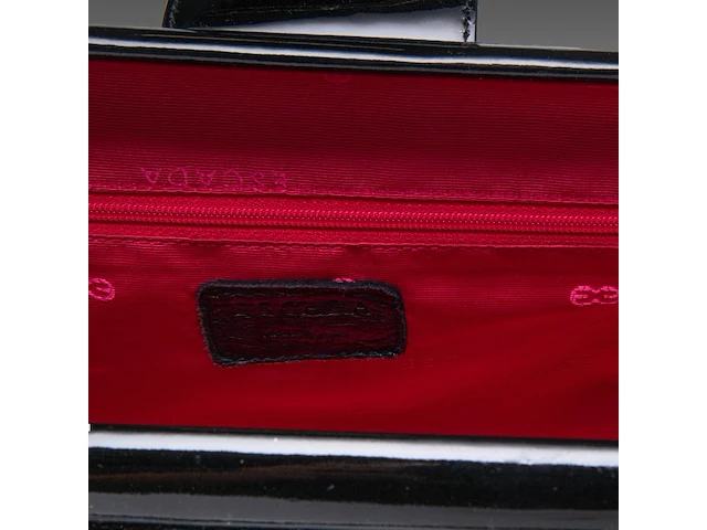 A black escada handbag in velvet and lacquer 17 x 40 x 15 cm. (6.69 x 15 3/4 x 5.91 in.) - afbeelding 4 van  13