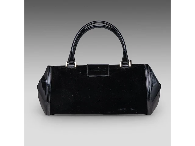 A black escada handbag in velvet and lacquer 17 x 40 x 15 cm. (6.69 x 15 3/4 x 5.91 in.) - afbeelding 9 van  13
