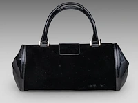 A black escada handbag in velvet and lacquer 17 x 40 x 15 cm. (6.69 x 15 3/4 x 5.91 in.) - afbeelding 9 van  13