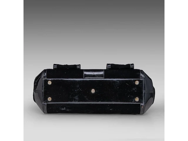 A black escada handbag in velvet and lacquer 17 x 40 x 15 cm. (6.69 x 15 3/4 x 5.91 in.) - afbeelding 12 van  13