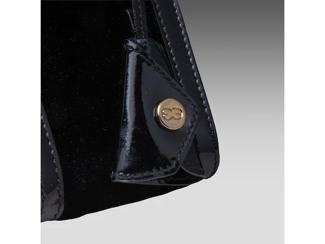 A black escada handbag in velvet and lacquer 17 x 40 x 15 cm. (6.69 x 15 3/4 x 5.91 in.) - afbeelding 13 van  13