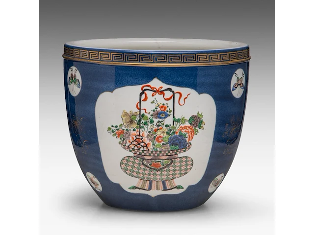 A bleu poudré and famille verte 'flower basket' planter cachepot, 19thc, h 32,5 - ø 36,5 cm - afbeelding 1 van  6