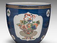 A bleu poudré and famille verte 'flower basket' planter cachepot, 19thc, h 32,5 - ø 36,5 cm