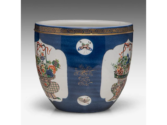 A bleu poudré and famille verte 'flower basket' planter cachepot, 19thc, h 32,5 - ø 36,5 cm - afbeelding 2 van  6