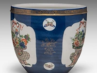A bleu poudré and famille verte 'flower basket' planter cachepot, 19thc, h 32,5 - ø 36,5 cm - afbeelding 2 van  6