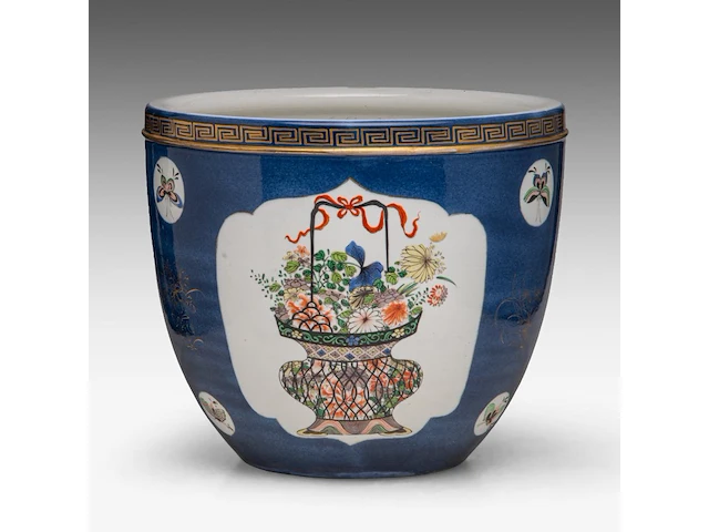 A bleu poudré and famille verte 'flower basket' planter cachepot, 19thc, h 32,5 - ø 36,5 cm - afbeelding 3 van  6
