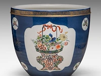 A bleu poudré and famille verte 'flower basket' planter cachepot, 19thc, h 32,5 - ø 36,5 cm - afbeelding 3 van  6