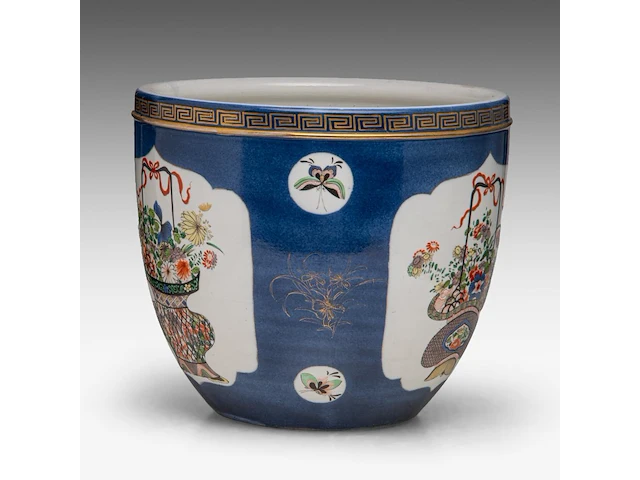 A bleu poudré and famille verte 'flower basket' planter cachepot, 19thc, h 32,5 - ø 36,5 cm - afbeelding 4 van  6