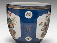 A bleu poudré and famille verte 'flower basket' planter cachepot, 19thc, h 32,5 - ø 36,5 cm - afbeelding 4 van  6