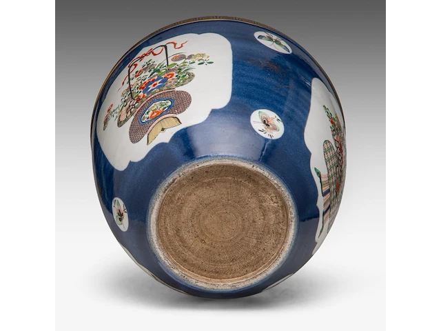 A bleu poudré and famille verte 'flower basket' planter cachepot, 19thc, h 32,5 - ø 36,5 cm - afbeelding 6 van  6
