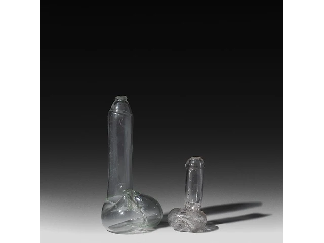 A blown glass phallus flask, england, late 19thc, and a matching folkloric glass phallus, montevideo, uruguay, h 16 - 30 cm - afbeelding 1 van  5